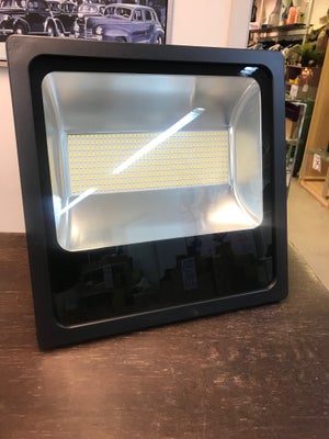 Projektør, Toolster LED projektør 
200W Flood light 18000 LM  4K 3m kabel

Pris : 400kr 

Stand: nye
