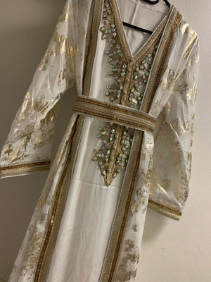 Festkjole, ., str. M, Det er en str s-m

Marokkansk kjole, købt i Dubai. Aldrig brugt, helt nyt. Fej