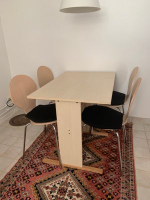 Spisebord m/stole, b: 68 l: 100, Bord med 4 stole.
Fuld længde 1 m. (Når pladen er oppe)
Ellers 68 c