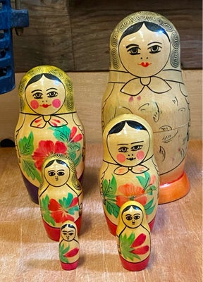 Samlefigurer, Babushka dukker, Babushka  
Den traditionelle (6 i 1) og klassiske Babushka dukke er  