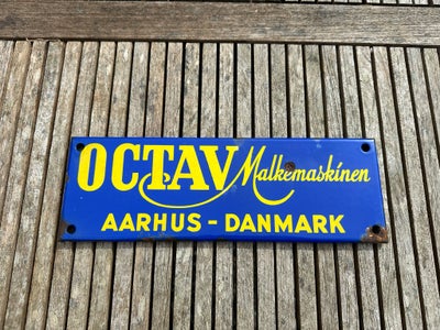 Skilte, Emaljeskilt, Reklame for Octav Malkemaskinen m, Aarhus. 
Er i fin stand dog med et par skade