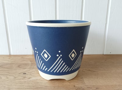 Keramik, Skjuler/Potteskjuler, Søholm, Her en skøn skjuler fra bornholmske Søholm.
Blå med hvid deko