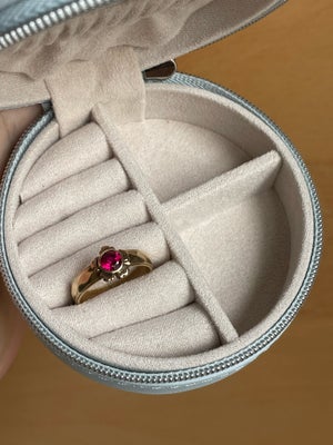 Ring, guld, Gammel fin vintage ring. Str 56-57. Stemplet 585. Ukendt sten. Vægt 4,25 g ca 
