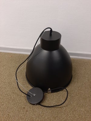 Pendel, Sort spisebordslampe med wire ophæng sælges. Længde på wire 70cm diameter på lampe 40cm.  Må