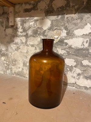 Stor glasflaske, Ukendt, Brun/rav farvet ‘apotekerflaske’ uden låg. 
34 cm høj og ca 20 cm i diamete