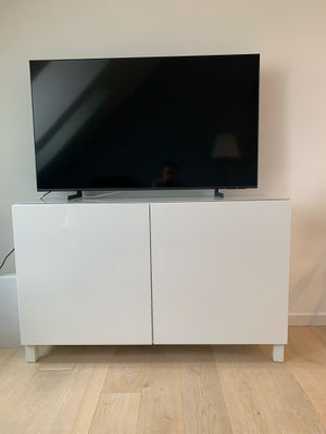 TV-skab, IKEA, b: 120 d: 42 h: 75, Skænk/skab fra IKEA
Hvidt med glasplade ovenpå og med låger i høj