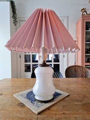 Lampe, Vintage, Smuk gammel glaslampe med messing kant.
H til fatning 20, med fatning 27 cm
Flot bru