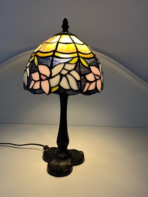 Anden bordlampe, Tiffany, Smuk feminin Tiffany lampe i sarte pastelfarver. Giver et smuk lys.

Højde