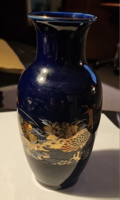 Vase, Vase, Smuk vase i dyb blå farve med smukke fugle i guld og farver. Vasen er 15,5 cm høj, intak