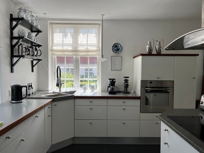 Køkken, komplet, Invita, Komplet Invita køkken fra 2003, sprøjtelakeret i hvid med knop greb i sølv.
