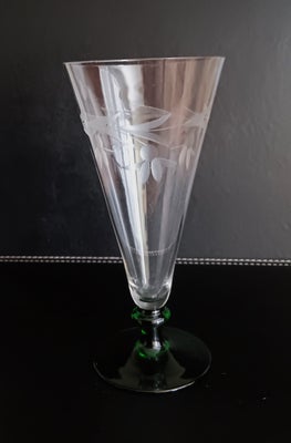 Glas, Glas, Glas med grøn fod.
Spids kumme.
18 cm.
50,00