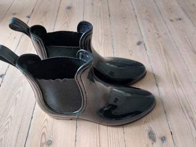 Gummistøvler, str. 38,  Sort,  God men brugt, Korte gummistøvler i Chelsea boot model og lak look.