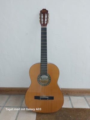 Spansk, andet mærke Pearl River, Smuk spansk guitar.
Aldrig brugt.
Har lidt små ridser på bagsiden a