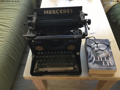 Skrivemaskine, Gammel skrivemaskine Mercedes, Gammel skrivemaskine af mærket Mercedes, med mellemrum
