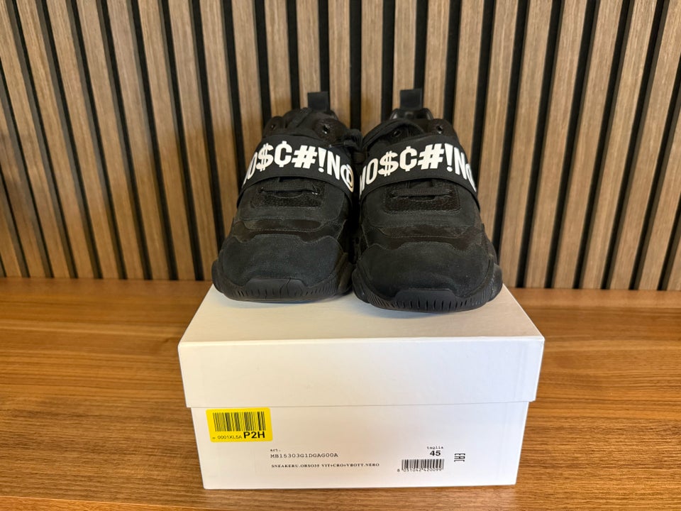 Sneakers, Moschino, str. 45