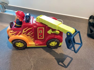 Brandbil, Fin brandbil med lille brandmand tilhørende. Når man trykker brandmanden ned i sædet kører