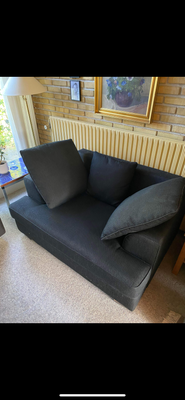 Sofa, stof, 2 pers. , ILVA, 2 persons sofa i sort stof. 138cm lang og 100cm bred.