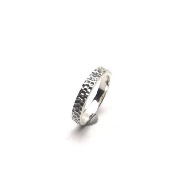 Ring, sølv, Moderne sterling sølv ring struktureret overflade, En flot sterling sølv ring med strukt