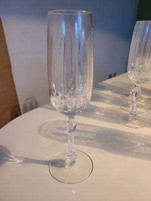 Glas, Vinglas, champagneglas, 12 champagneglas og 16 vinglas i rødvins størrelse. Krystalglas. Ikke 