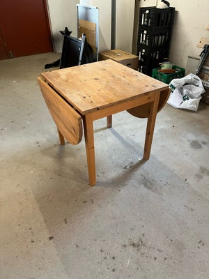 Klapbord, fyrretræ, b: 80 l: 80 h: 74, Sælger dette gamle bord. Med begge plader oppe måler det 150c