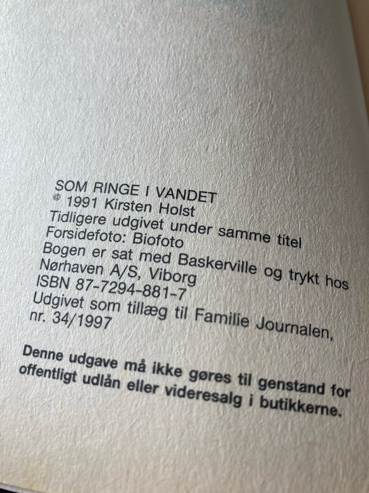 Som ringe i vandet, Kirsten Holst, genre: krimi og spænding