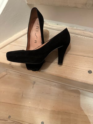 Stiletter, str. 39, Unisa,  Næsten som ny, 
Skønne ruskinds heels med let plateau foran og tå kig. I