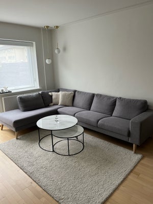 Chaiselong, Vi sælger vores pæne chaiselong sofa i grå farve. Den er ca. 2 år gammel og købt i MyHom