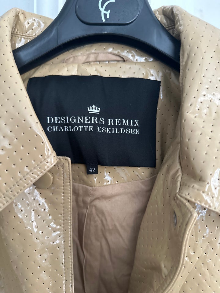 Regnjakke, str. 42, Designers remix