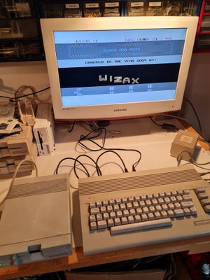 Commodore 64 C med 1541-II, andet, God, Commodore 64 C med 1541 II diskette station.
Der medfølger o