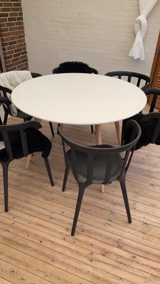 Spisebord, b: 120, Rundt spisebord, 120 cm i diameter.
Fungere som det skal, men har nogle skrammer.