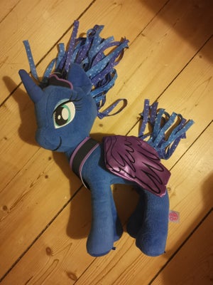 My Little Pony Princess Luna Bamse, Hasbro, Sælger her en My Little Pony Princess Luna Bamse

Hun er