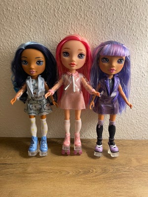 Barbie, Rainbow High Rainbow Surprise, Rainbow High / Rainbow Surprise by Poopsie dukker sælges. Duk