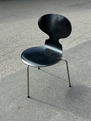 Arne Jacobsen, Myren, Gammel myrestol med hård ryg.
