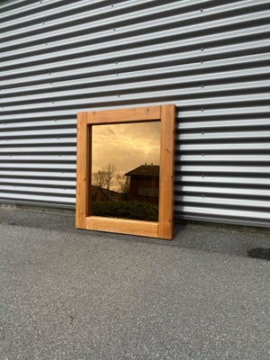 Vægspejl, Vintage brutalist pine mirror
Kraftigt spejl i massiv fyrretræ fra 70’erne.
Selve spejlet/