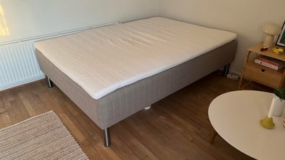 Seng 140x200, Ikea, Jeg sælger min seng i forbindelse med flytning d 1/7-24. 
Betrækket til topmadra
