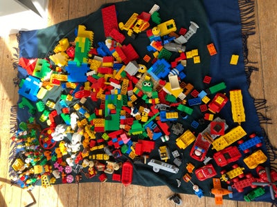 Lego Duplo, Virkelig meget forskelligt Duplo. 
Plader, klodser, dyr, biler, mennesker, møbler, fly, 