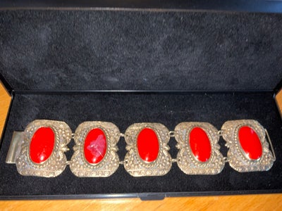 Armbånd, bronze, Andet, Smuk dekoreret armbånd med 5 “koral” sten.
Vægt 58 g
Længde 19 cm
Bredde 4 c