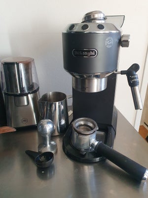 Espressomaskine, De'Longhi, Espressomaskine inkl udstyr på billederne (som fx OBH kaffekværn og mælk