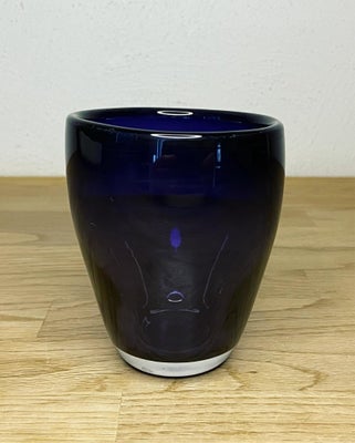 Glas, Vase , Louisa Moeslund, Dansk kunstglas i form af lilla glasvase.

Design : Louisa Moeslund

M