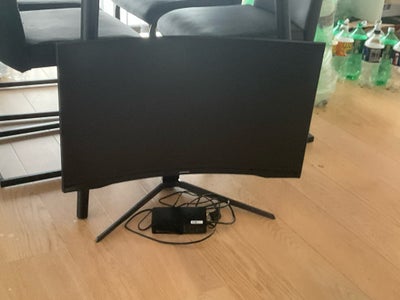 Samsung , G7, 32 tommer, God, Sælger min gamer skærm 1440p 240hz

Model nr Samsung Odyssey G7 C32G75