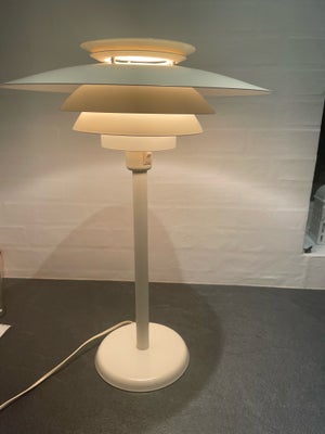 Lampe, Design light, Hvid bordlampe, med få brugstegn

Højde 56 cm 
Ø: 40 cm 

Kan sendes + fragt 

