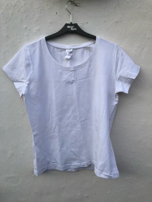 T-shirt, Shamp, str. 40, Hvid, Ubrugt, Ny hvid basis tshirt str L
95% bomuld 5% elastan
Brystmål 99 