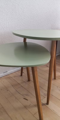 Sidebord, egetræ, b: 45 l: 55 h: 47, 2 side borde med lys oliven masonit bordplade.

Pæne og intakte
