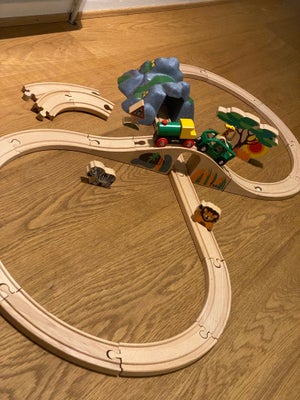 Togbane, med bro, tunnel, lokomotiv, vogn, dyr og træ. Fin stand. 