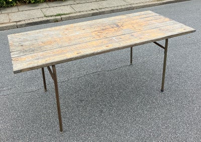 Køkkenbord, Gammelt markedsbord lavet af laverede gulvbrædder. Sammenklappeligt stålstel. 
Mål l:180