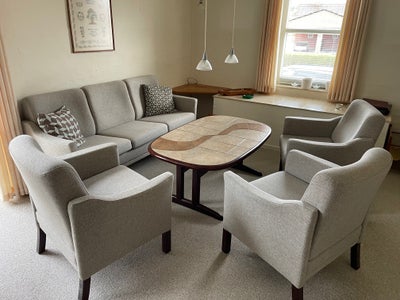 Sofagruppe, stof, Yderst velholdt og komfortabel sofagruppe.  3 pers. sofa + 3 stole + bord. Rigtig 