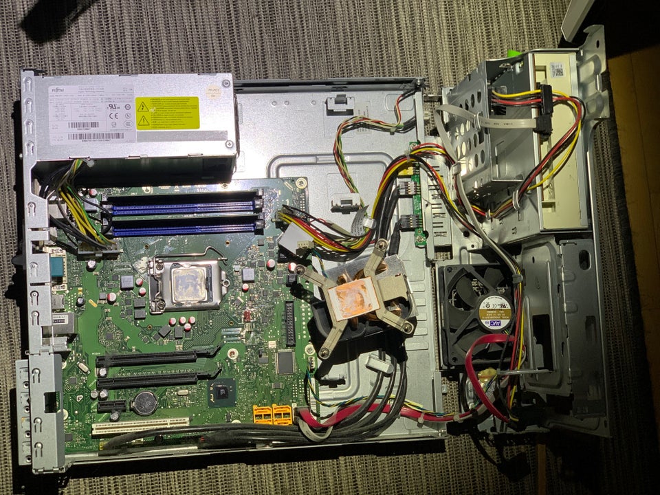 Fujitsu, Esprimo E900, i3 3.3ghz Ghz