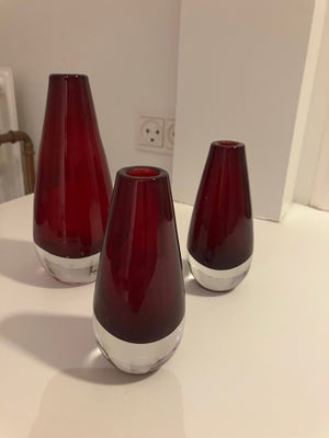 Glas, Vaser, Tre glasvaser, en stor, to små. Stor 120 kr. Små: 80 kr. stk. Rabat ved køb af hele sæt