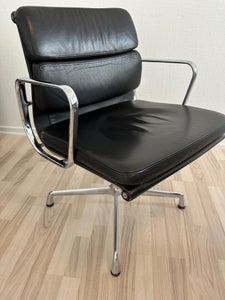 Charles Eames Ea-208 softpad stol i sort læder