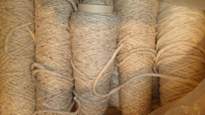 Garn,  uld garn først til mølle, 1 sæk med 100 % uld, strikkes på pind 9-12 kender ikke løbelængden.